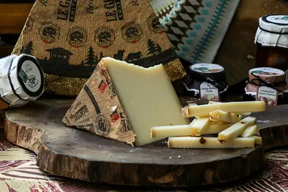 Сыр Грюйер Резерв от Margot Fromages